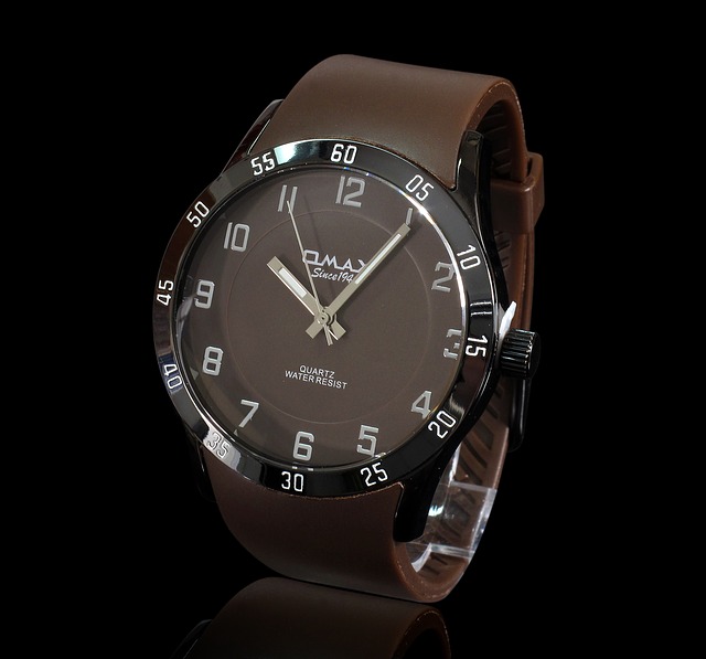 hodinky s hnědým páskem a černým ciferníkem